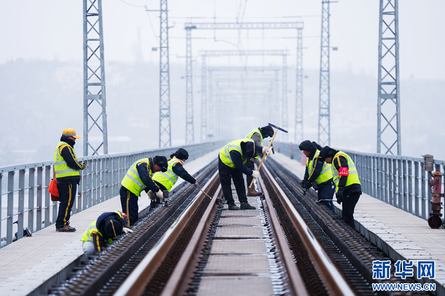 桥隧工们集中对桥面钢轨及桥梁附属设备进行检修。新华网发 乔小虎 摄