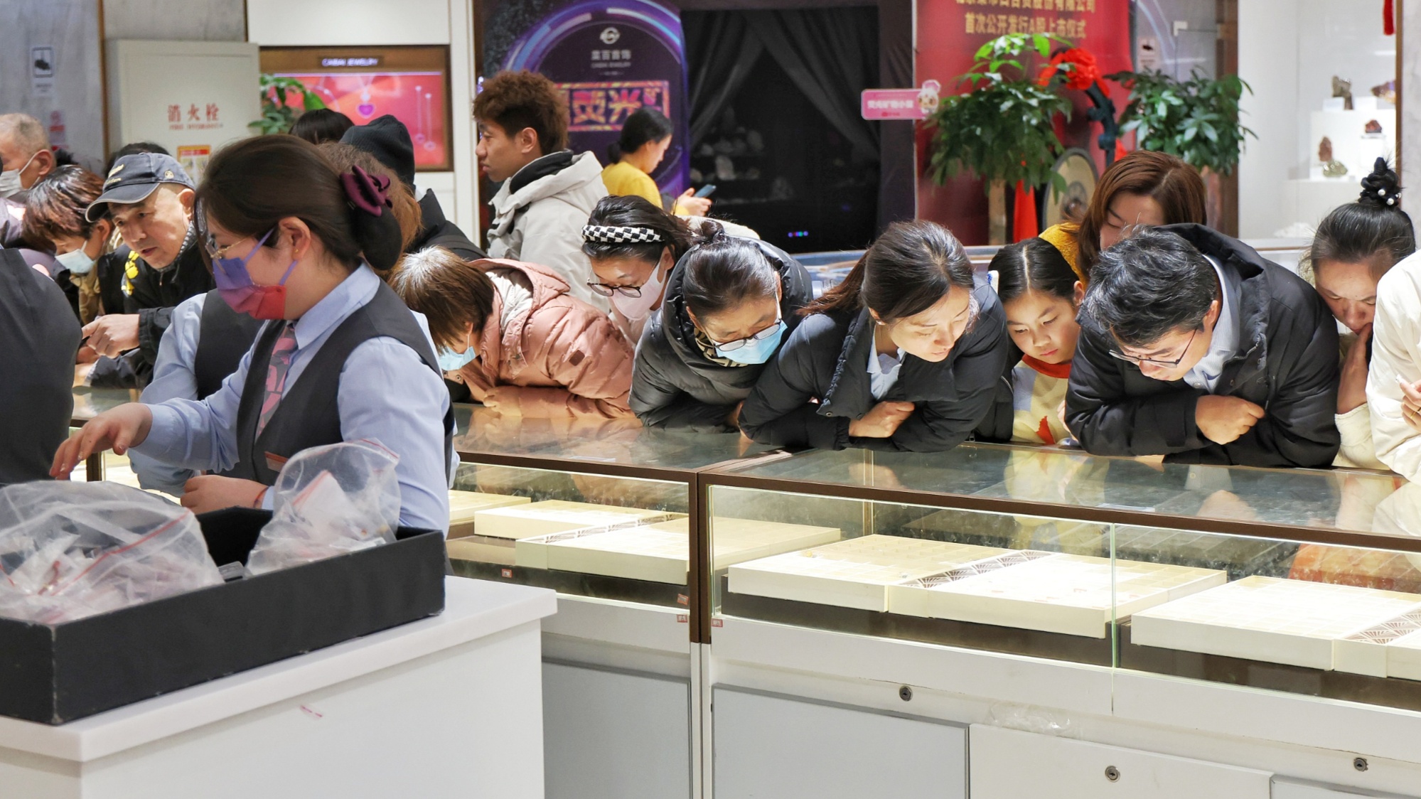 春节档消费全面释放北上滑雪南下冲浪城市漫步成新趋势