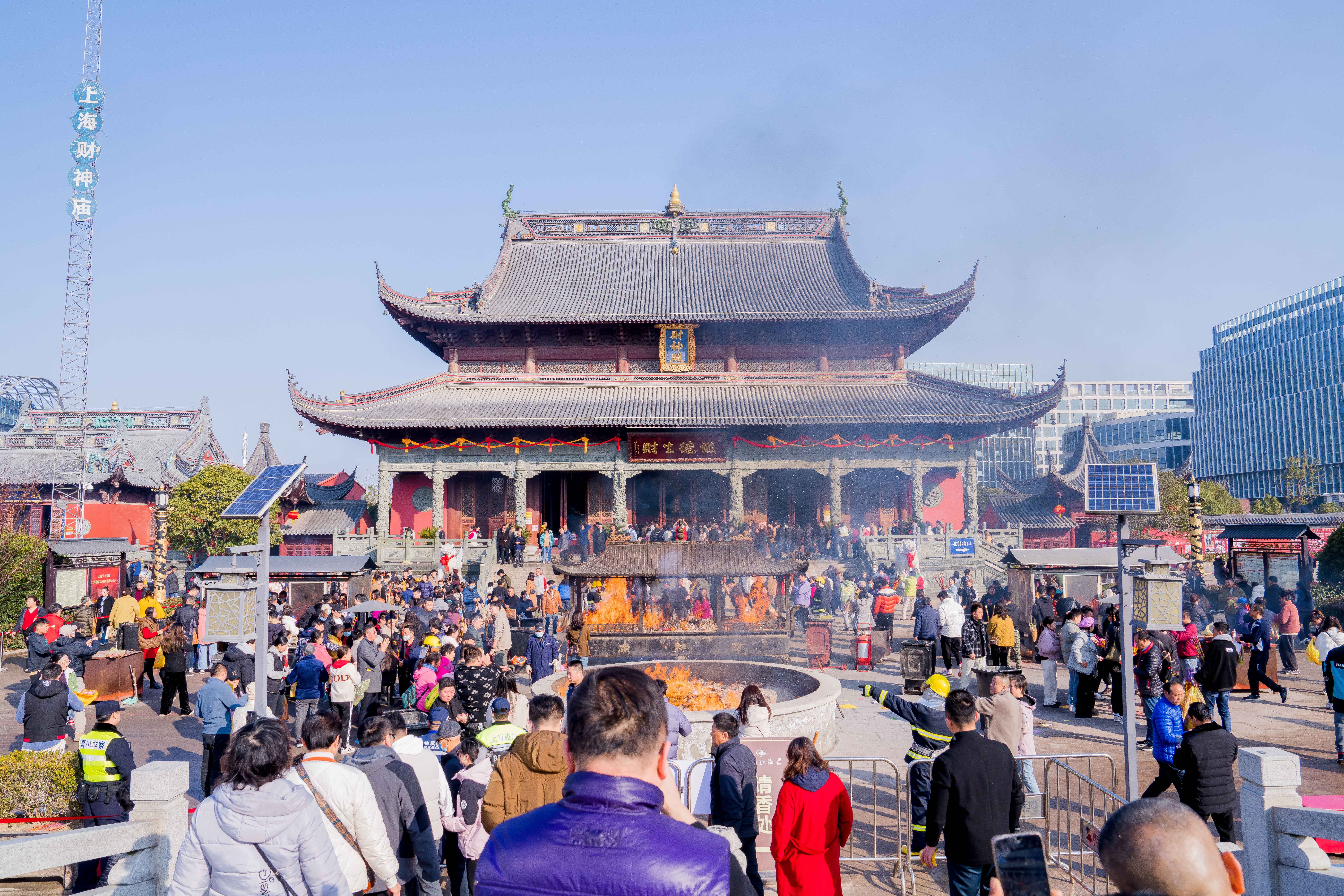 春节期间多地寺庙成人气景点 杭州灵顺寺凌晨3点已人山人海