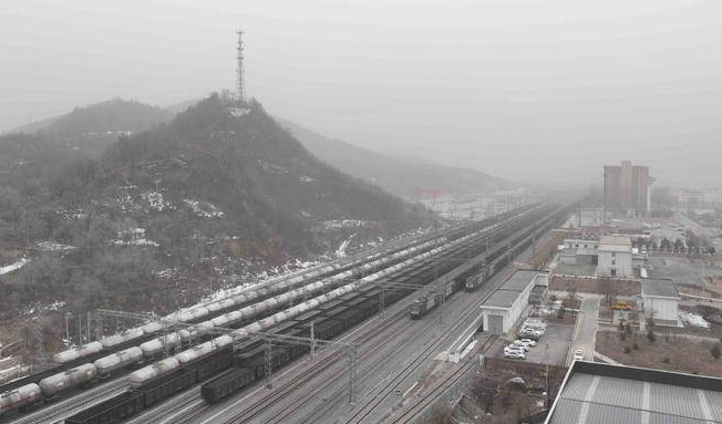 陕西铁路积极应对大风扬沙天气 确保运输安全稳定有序