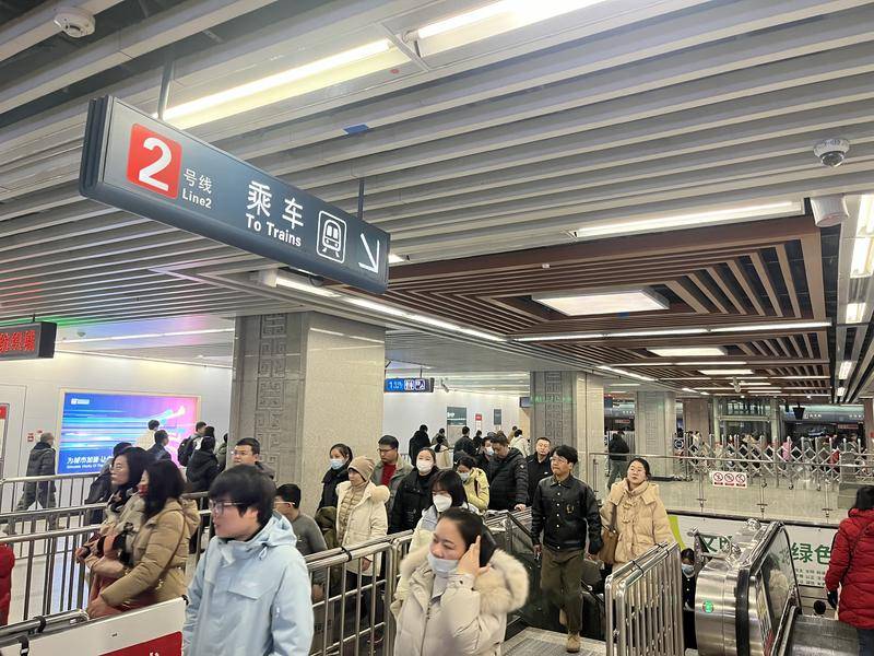地铁出行高峰还在持续 市民把车开出来了又选择地铁