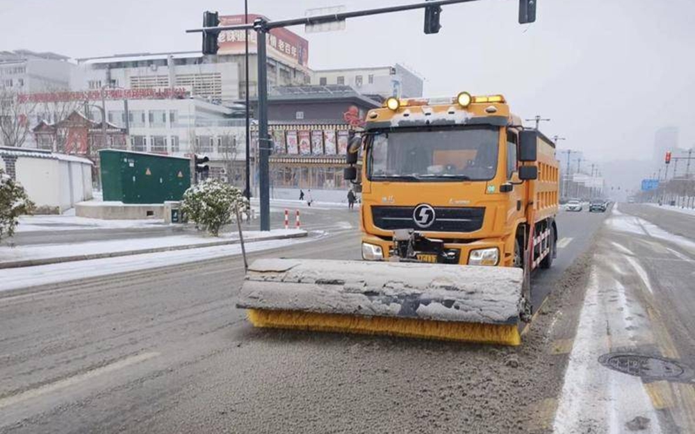 西安城管系统出动扫雪除冰力量3万余人 除雪机械1960台次