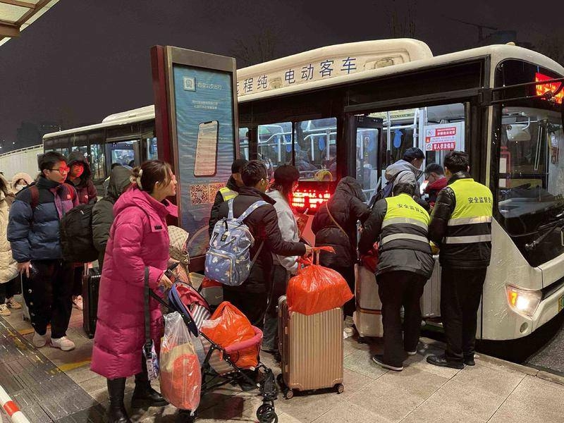 出站是凌晨3时20分 “没想到还有公交车能坐”