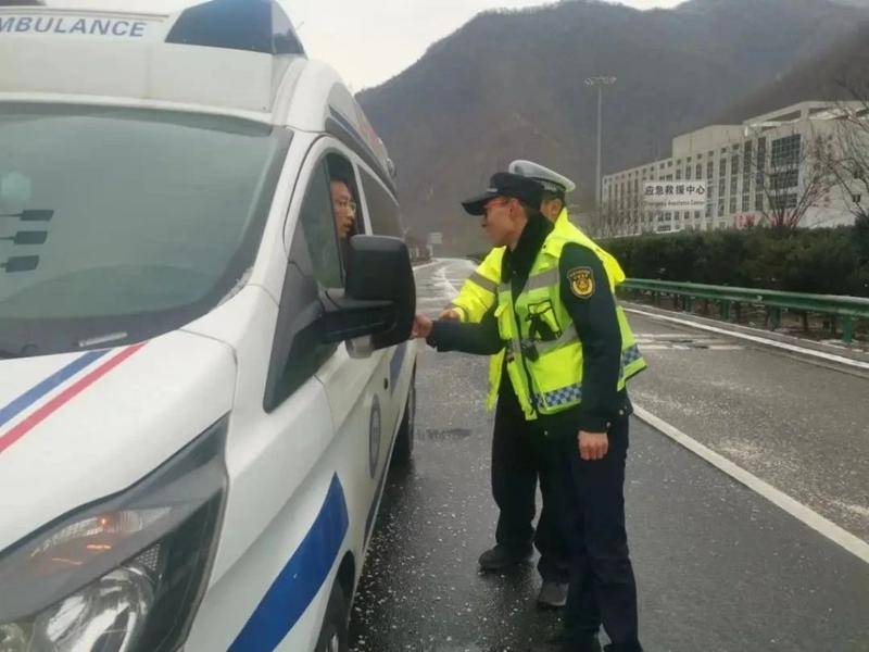 柞水男子脑出血抢救遇上高速封闭 合力护航连接生命通道