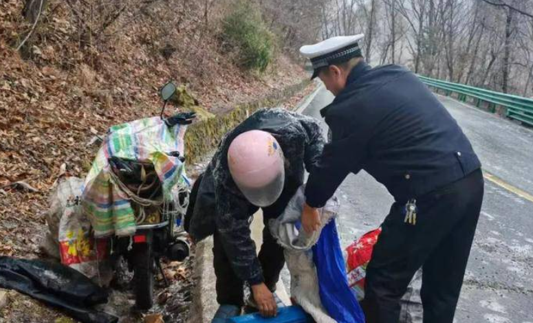 冰天雪地伸援手 周至公安解救山区路段被困男子