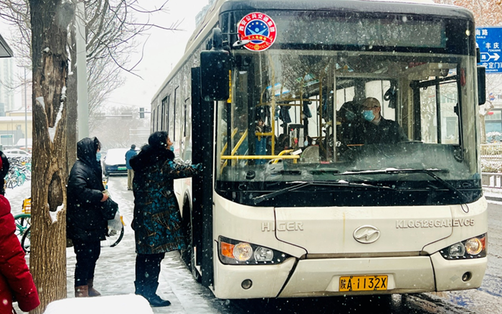 西安公交启动冰雪天气应急预案 18辆抢修车驻扎待命