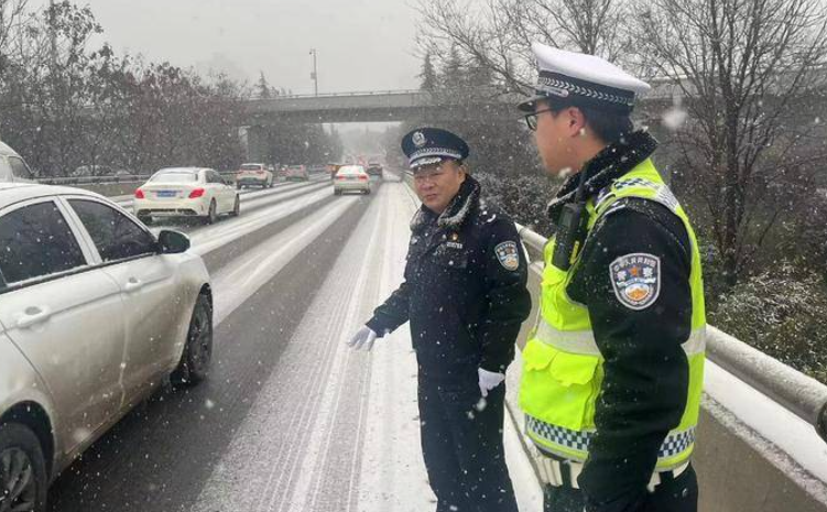 灞桥交警主干道除雪清路 保障市民出行安全