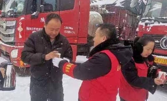 靖边东收费站封闭140余辆车滞留 热乎乎的早饭温暖了司机乘客