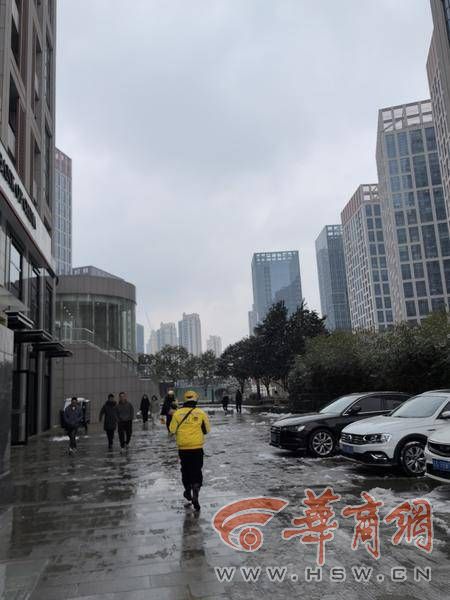 雨雪冰冻天气跟着外卖员送餐一小时 手冻僵腿跑酸