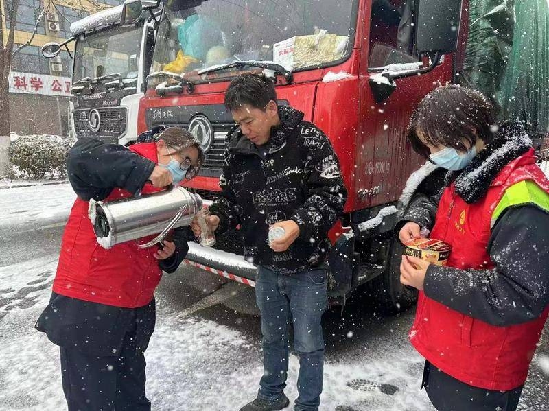 封闭30多小时热水热食送到手中 福银高速蓝商段各收费站已放行