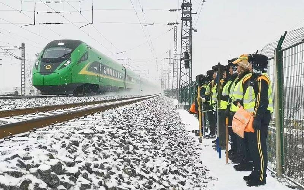 雪落秦岭  “钢轨诊疗队”检修忙