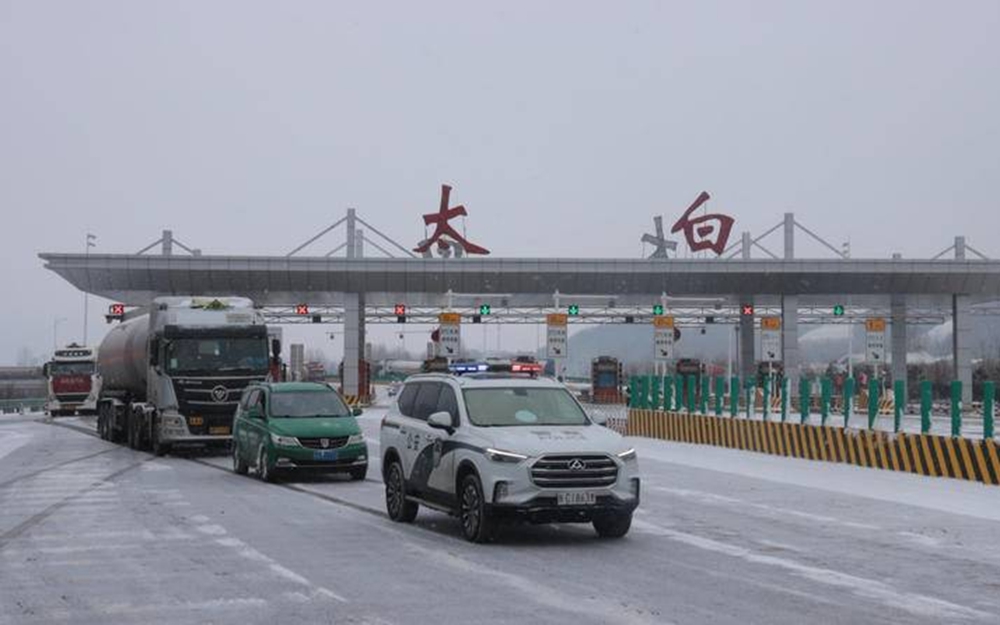 5小时240公里 宝鸡汉中两地交警接力护送危化品运输车南下入川