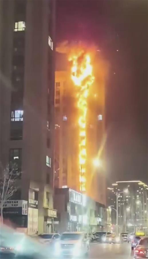 黑龙江佳木斯一大楼突发火灾 目击者称单元楼十几层外墙着火