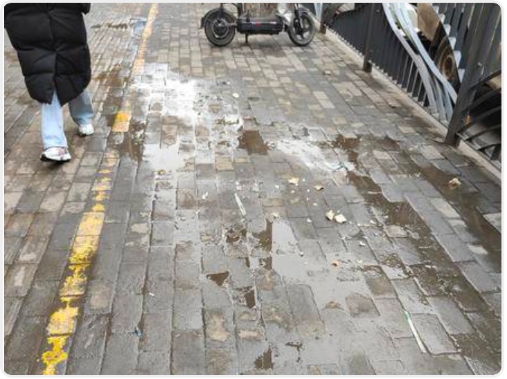 小8跑街|凤栖西路人行道淌污水又脏又滑 影响市民出行