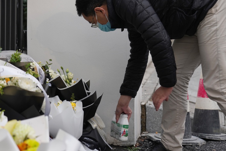 市民和员工自发悼念宗庆后 原娃哈哈总部门前摆满鲜花和AD钙奶