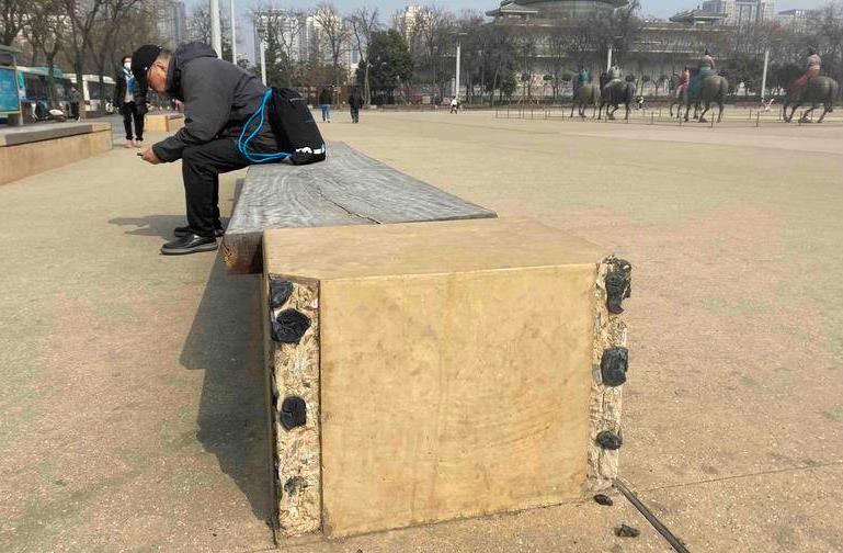 小雁塔广场石凳上的铜制防撞包角被偷 广场管理方：将采取紧急措施避免安全隐患