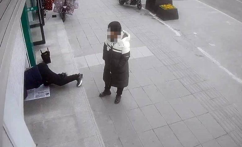 集体装的电动卷帘门总是卡住 商户无奈爬着进店