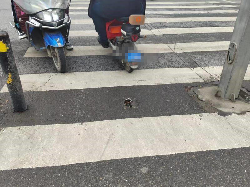 小8跑街|市民投诉多次 长乐坡地铁站外揽客电动三轮仍扎堆