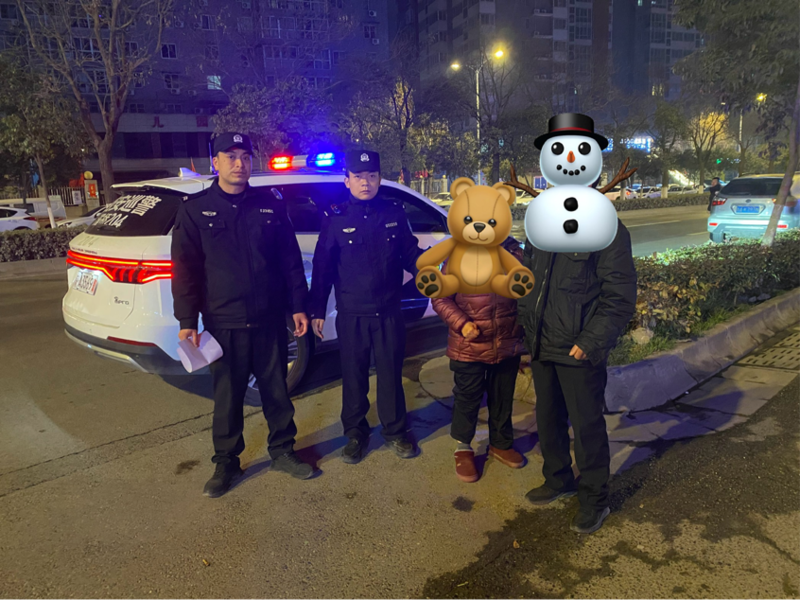 迷路的聋哑老人被困马路中央，民警暖心护送找到家人