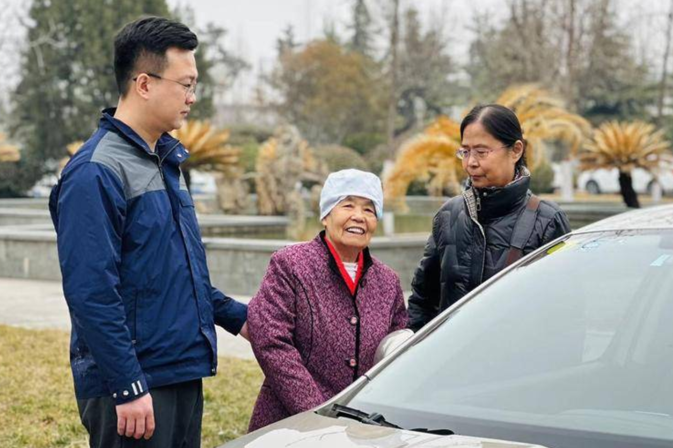 西安小伙送受伤老人就医后默默离开 老人找到他当面致谢