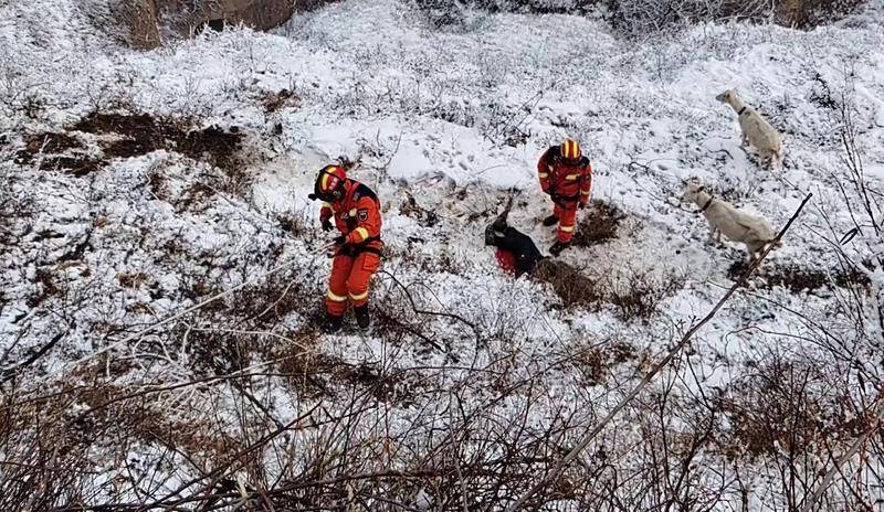 六旬老人遭山羊“暗算”被顶下35米深沟 咸阳消防紧急救援
