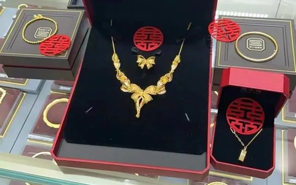 金价一夜飙涨！珠宝店店长：从没见过这么高的金价