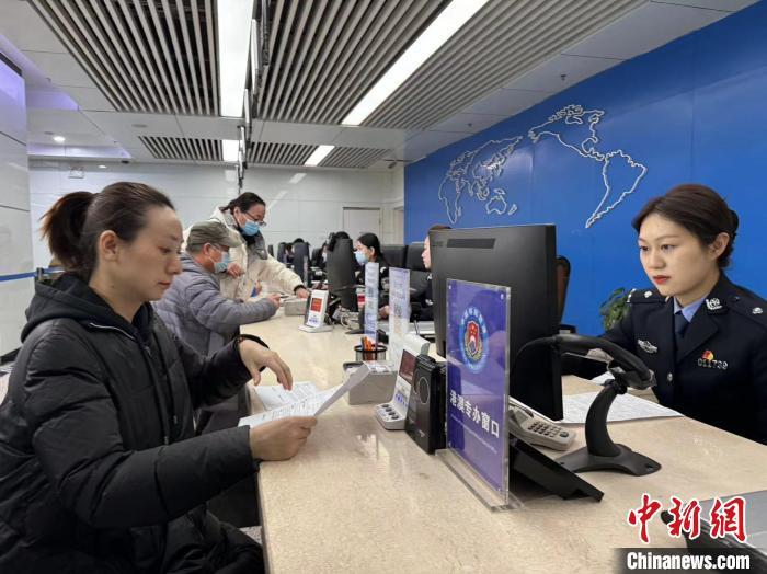3月6日，西安市民正在办理赴港澳“个人旅游签注”。　中新社记者 李一璠 摄