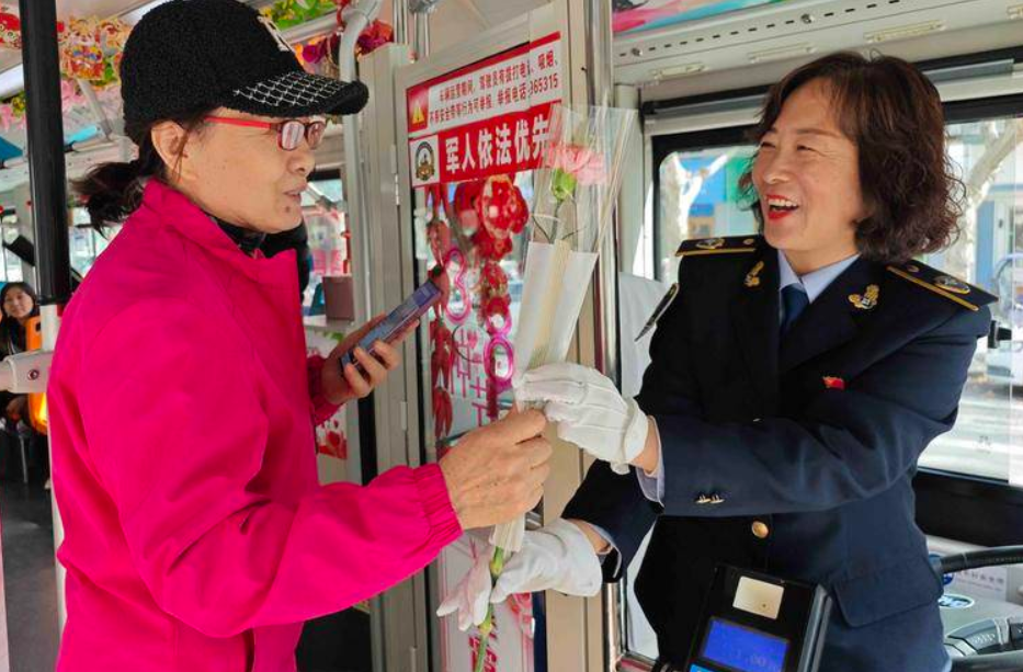 庆祝三八妇女节 西安公交女司机连续9年给女乘客送花