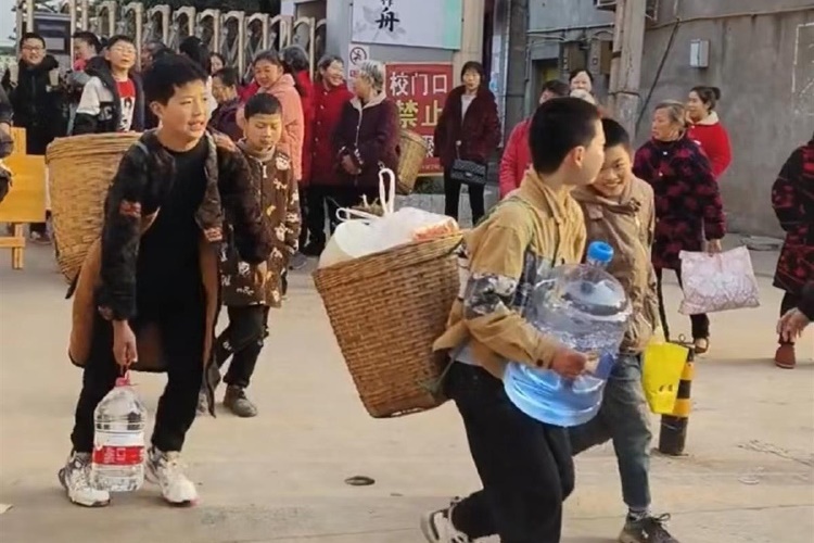 小学生背着“锅碗瓢盆”春游引发网友回忆 校长：已经推行多年