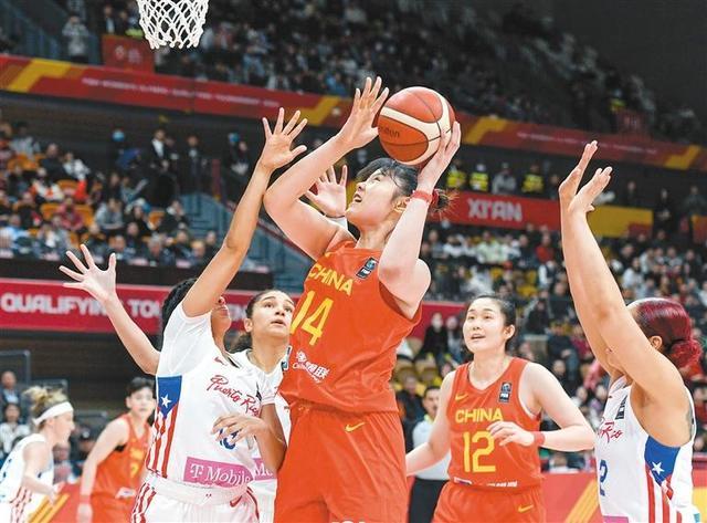 2月11日晚，在西安举办的2024国际篮联奥运女篮资格赛中，中国女篮105∶69大胜波多黎各队，顺利晋级巴黎奥运会。 （资料图片）