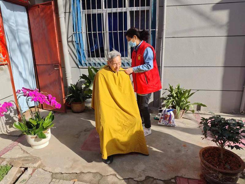 108坊故事|二月二龙抬头，社区把“理发师”请到老人家里