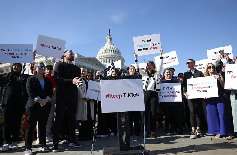 众议院通过“剥离TikTok”法案 美国民众怎么看？
