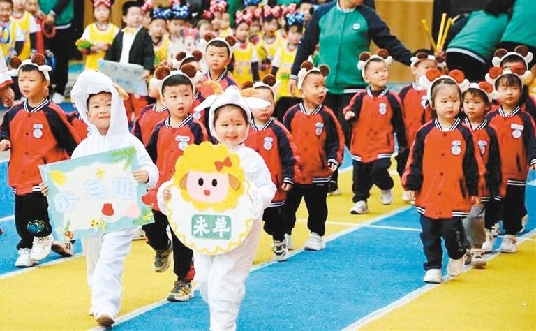 在新城区昆仑幼儿园举办的运动会上，小小运动员们尽展风采。