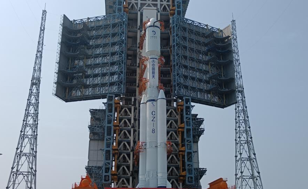 鹊桥二号中继星任务星箭组合体垂直转运至发射区