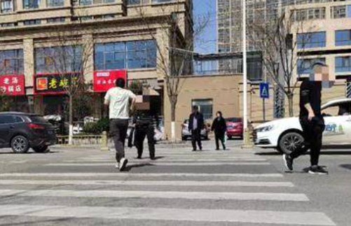 小8跑街丨幼儿园外有车辆不让人 交警：计划增加抓拍设施