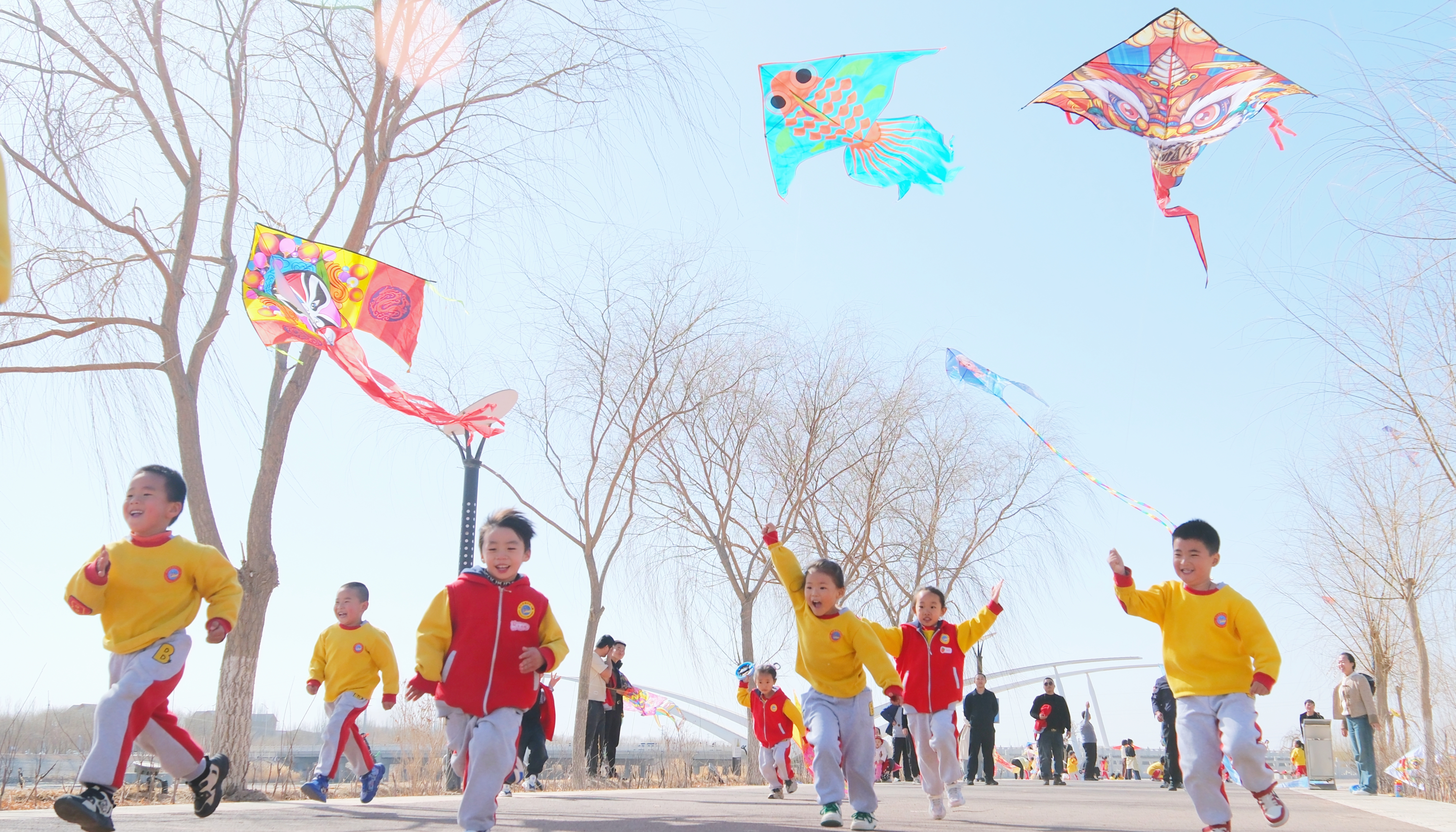 图为高台县第四幼儿园的孩子们在湿地公园放飞风筝.jpg
