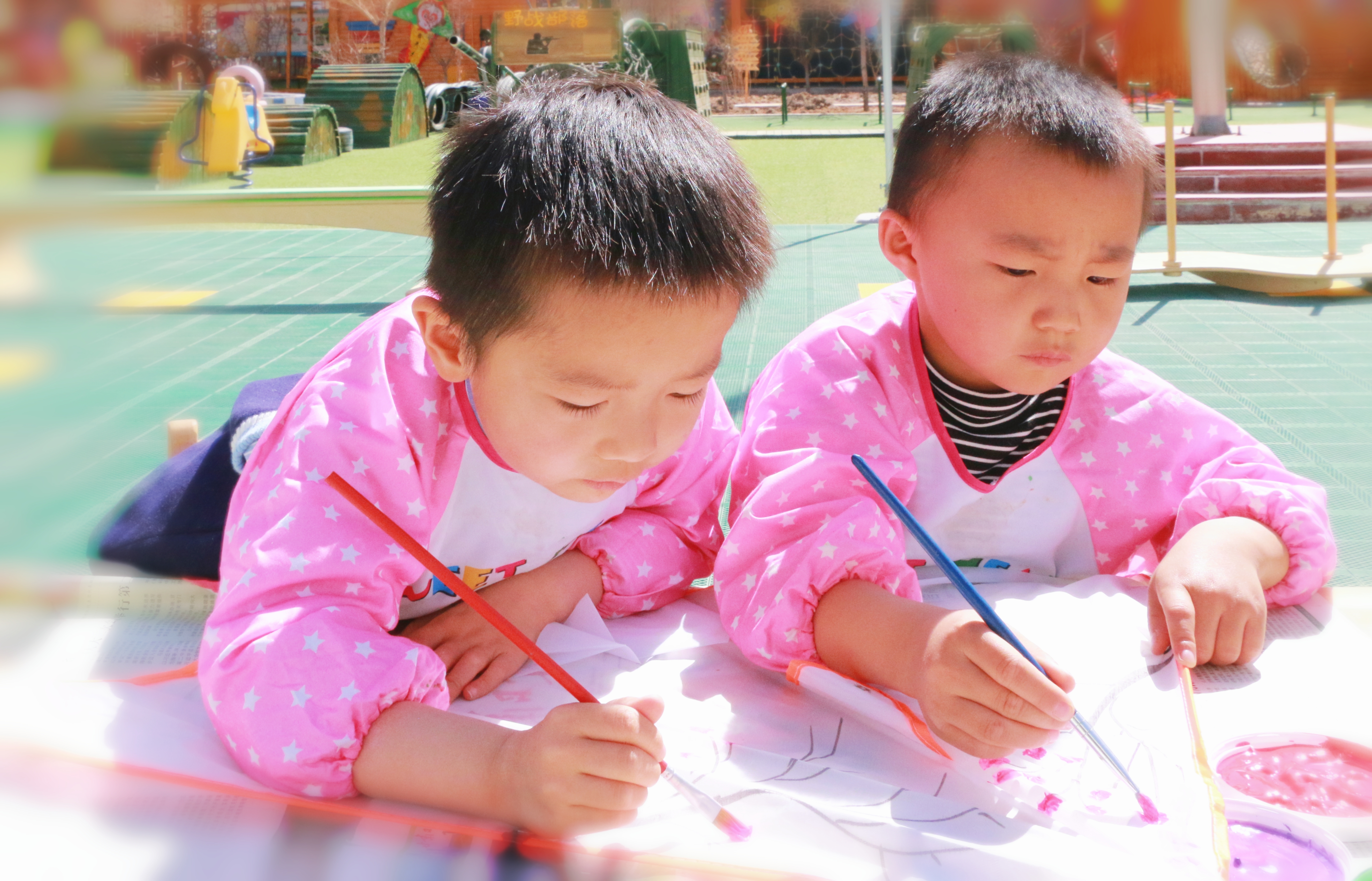 图为高台县第四幼儿园的孩子们在春分之时彩绘风筝.jpg