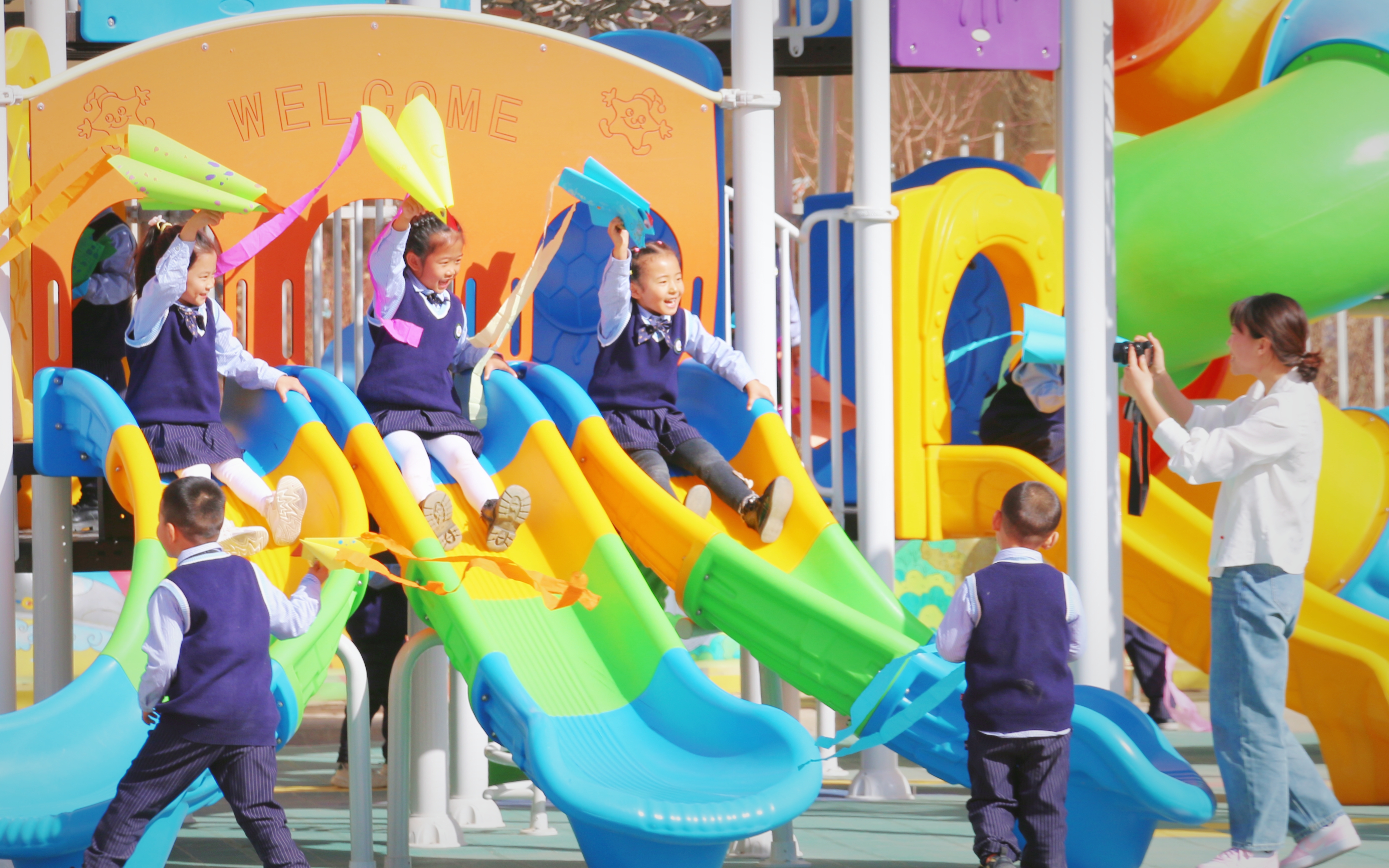 图为高台县第四幼儿园的孩子在展示自制的风筝.jpg