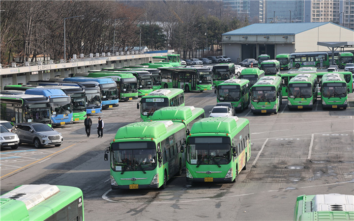 韩国首尔市公交车工会今日举行罢工 市区97.6%公交车将停运