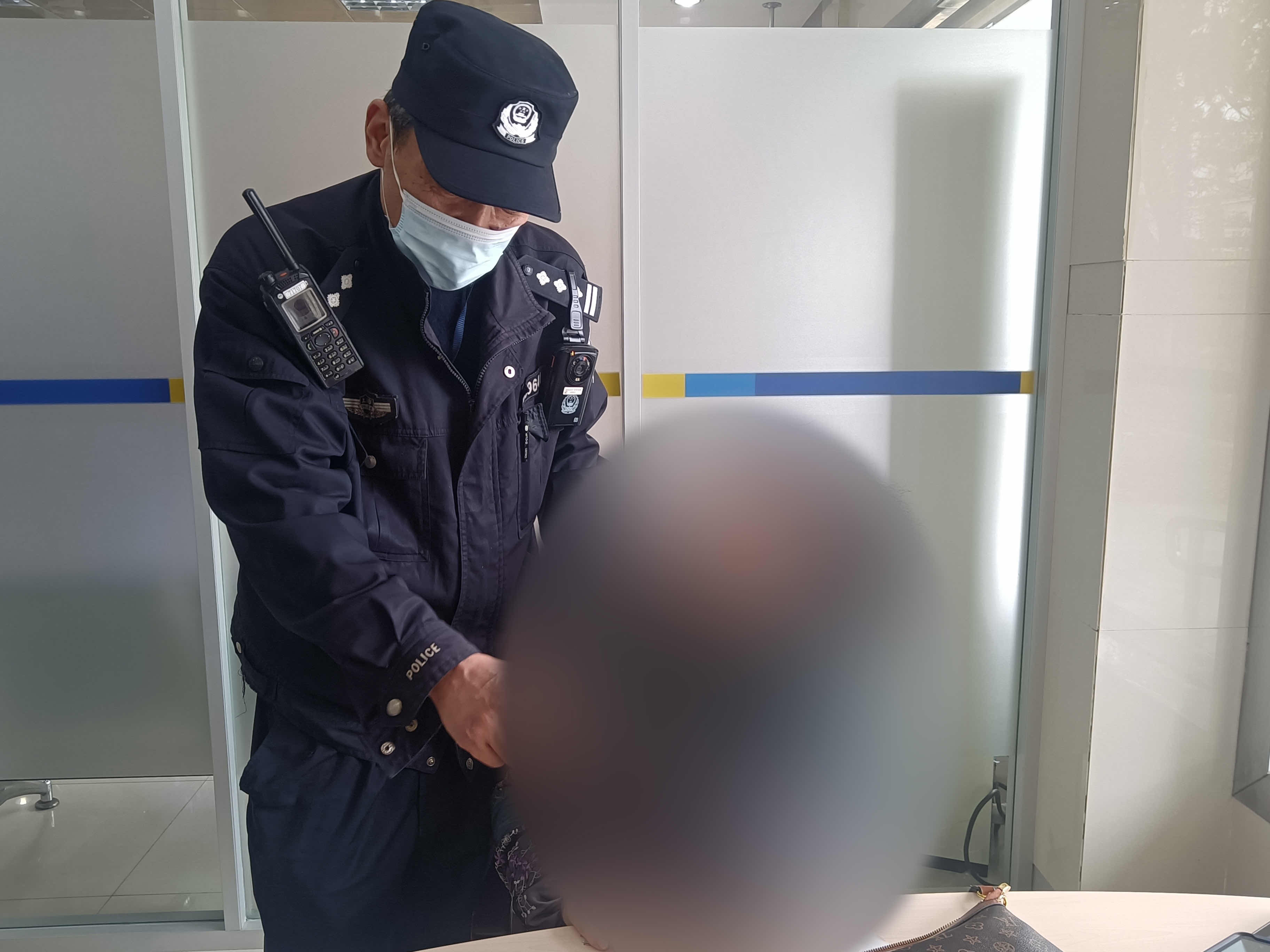 战地记者称回国需交钱老人欲转账3万多元被劝阻