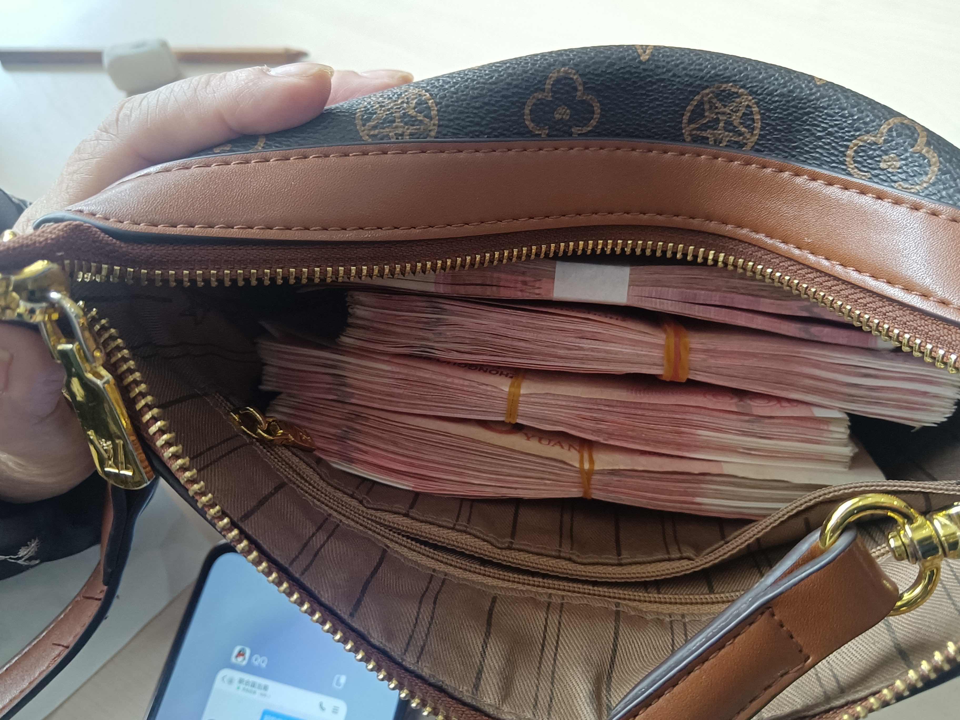 战地记者称回国需交钱老人欲转账3万多元被劝阻