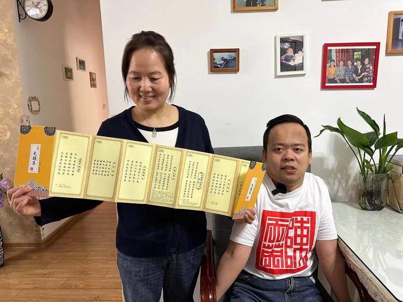 西安脑瘫男子出版76万字科幻小说后 又自己印制了两本诗集