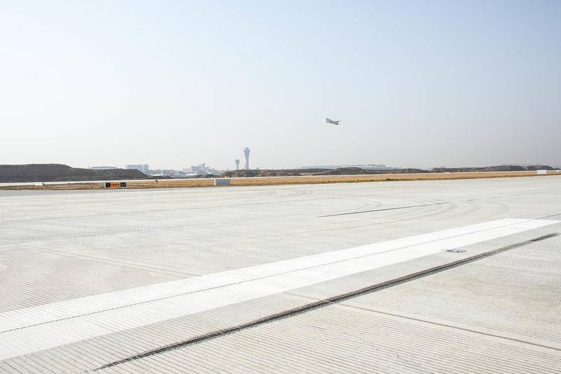 西安机场三期扩建工程首条跑道飞行校验完成 计划9月投运