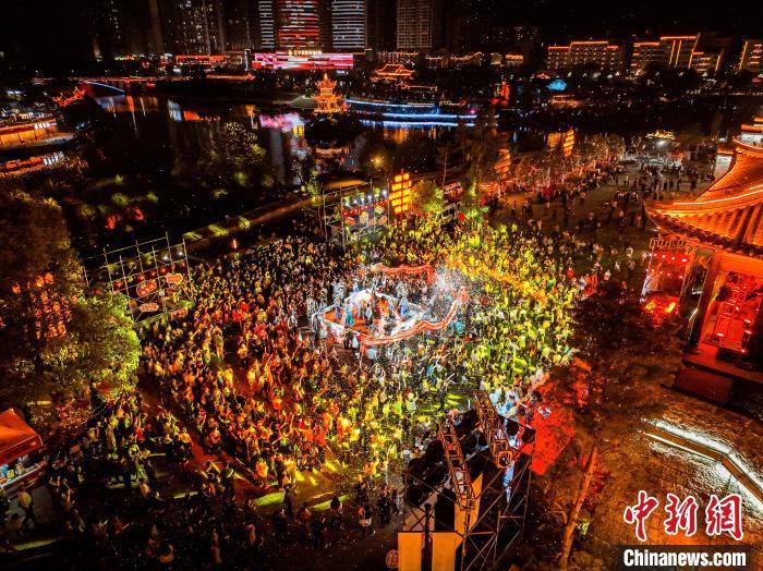3月30日晚，贵州铜仁在中南门古城举行梵净山马拉松狂欢夜活动。(铜仁市委宣传部供图)