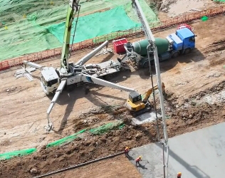 航拍建设中的西安太古里 现场大型钻机已进场