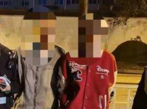 西安交警查酒驾遇两男子骑摩托冲卡 查获后发现是偷车贼