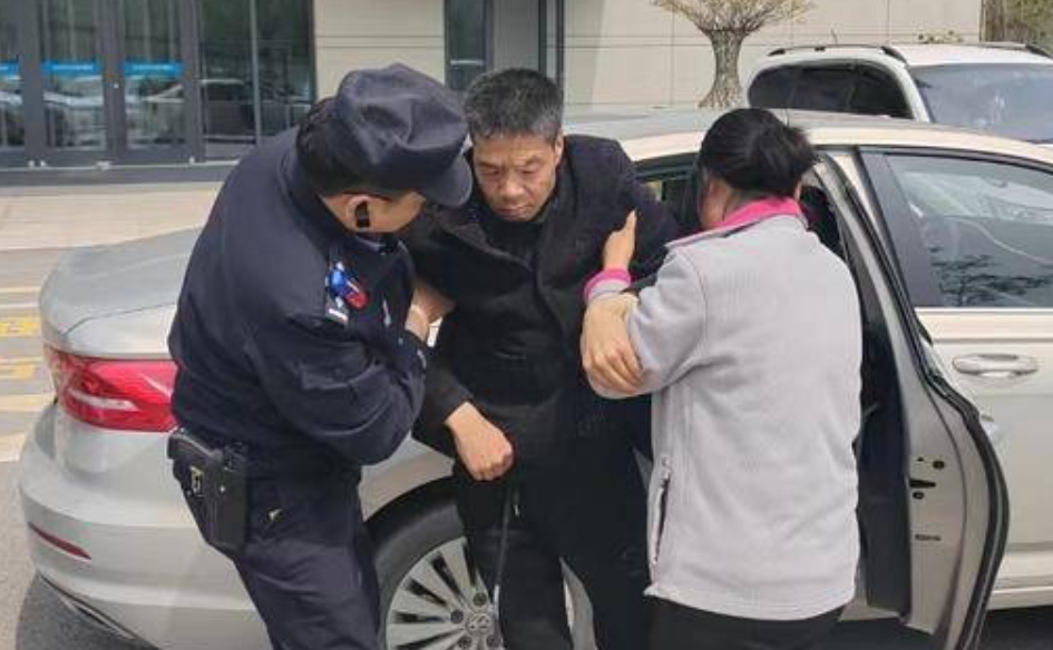 男子突发脑梗 鄠邑民警开辟“生命通道”