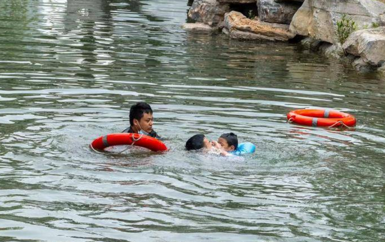 为平凡的英雄点赞！7岁男孩落入兴庆湖 两名小伙跳湖救人