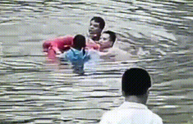 好样的！7岁男孩掉进西安兴庆湖中 两名小伙跳入救人