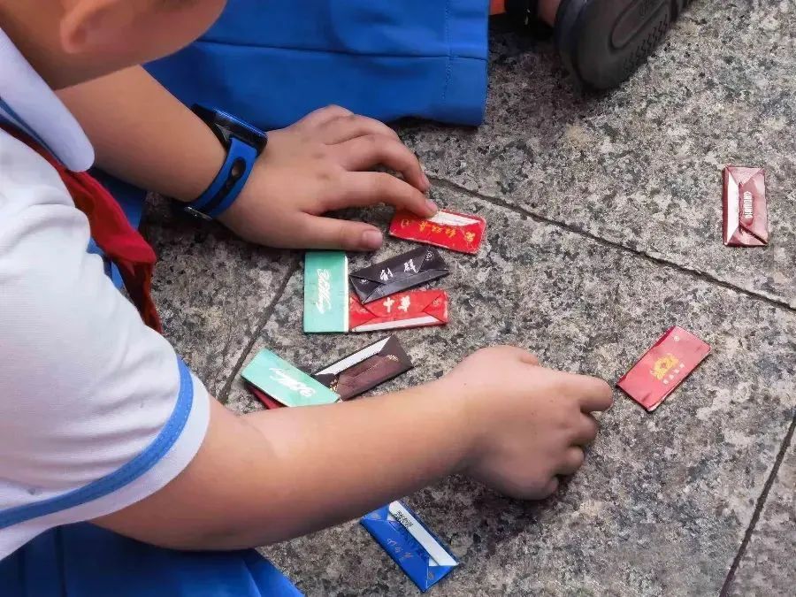 近期小学生风靡玩“烟卡” 三亚市教育局：禁止带入校园，可没收